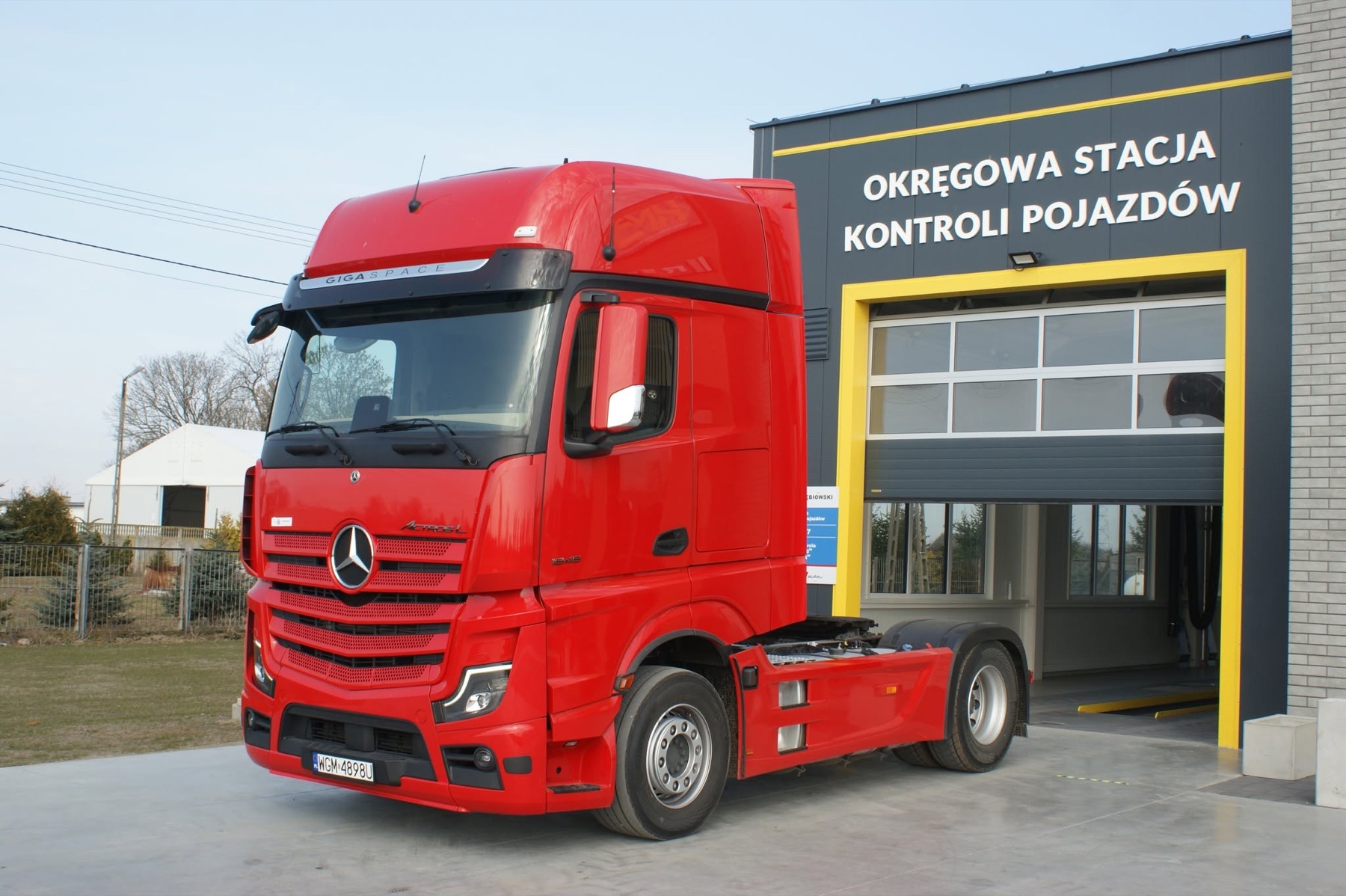 Ciągnik siodłowy przed halą badań HMB Gołębiowski